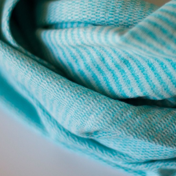 Lululemon vinyasa scarf Color- mini check aquamarine heathered peacock blue - Picture 6 of 7